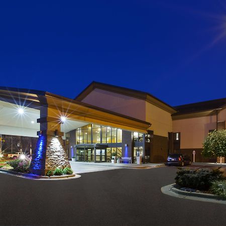 Holiday Inn Express Detroit-Warren/General Motors Technology Center By Ihg Bagian luar foto