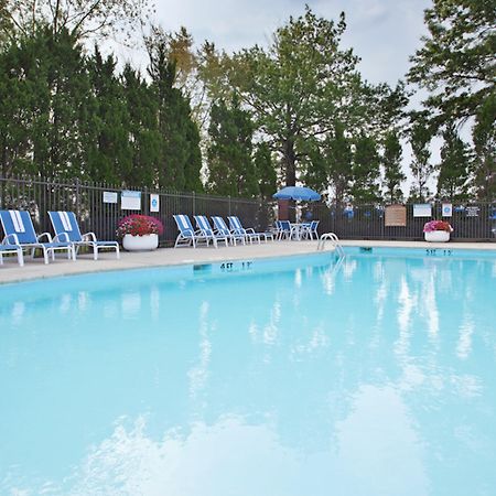 Holiday Inn Express Detroit-Warren/General Motors Technology Center By Ihg Bagian luar foto
