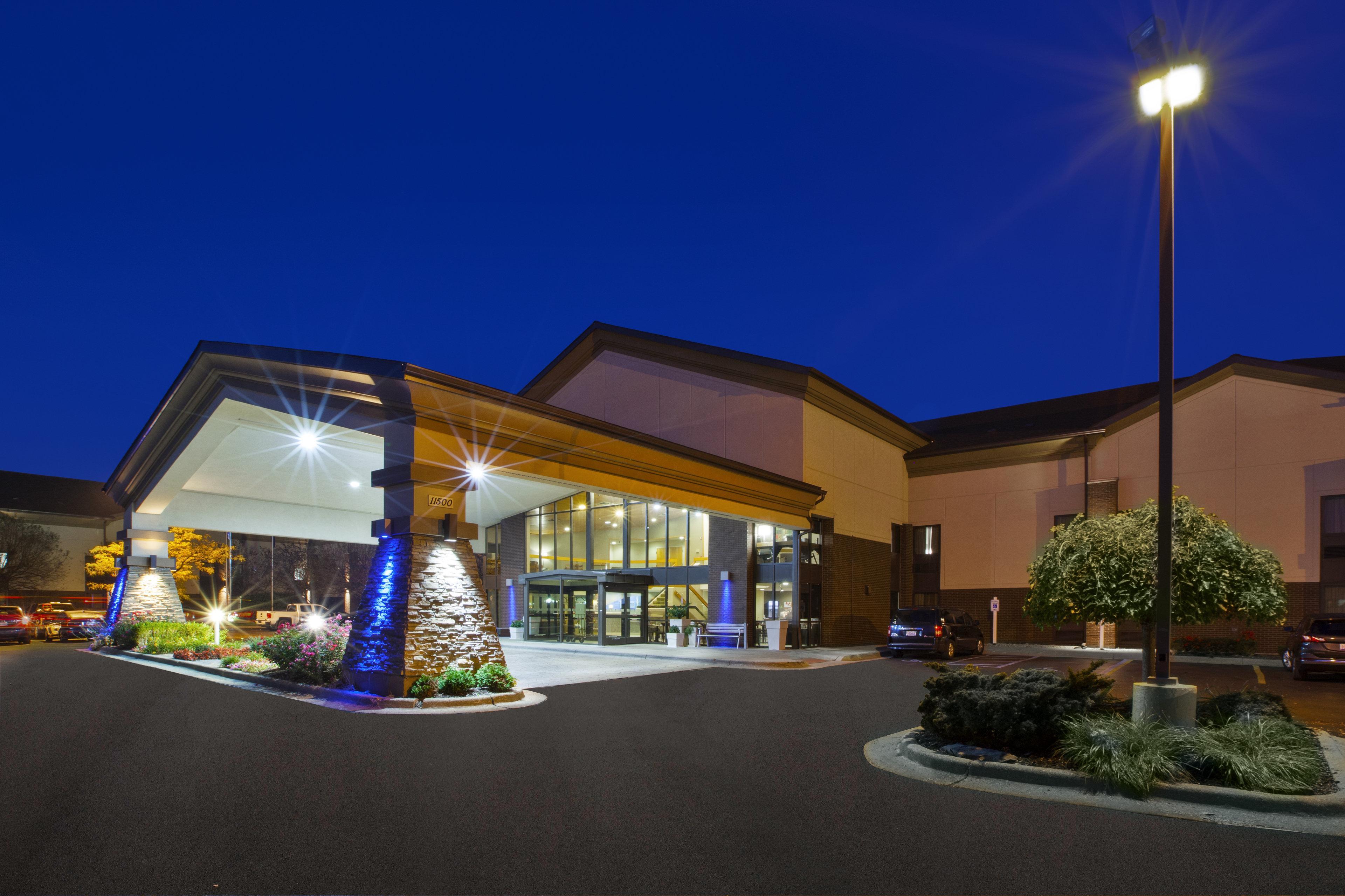 Holiday Inn Express Detroit-Warren/General Motors Technology Center By Ihg Bagian luar foto