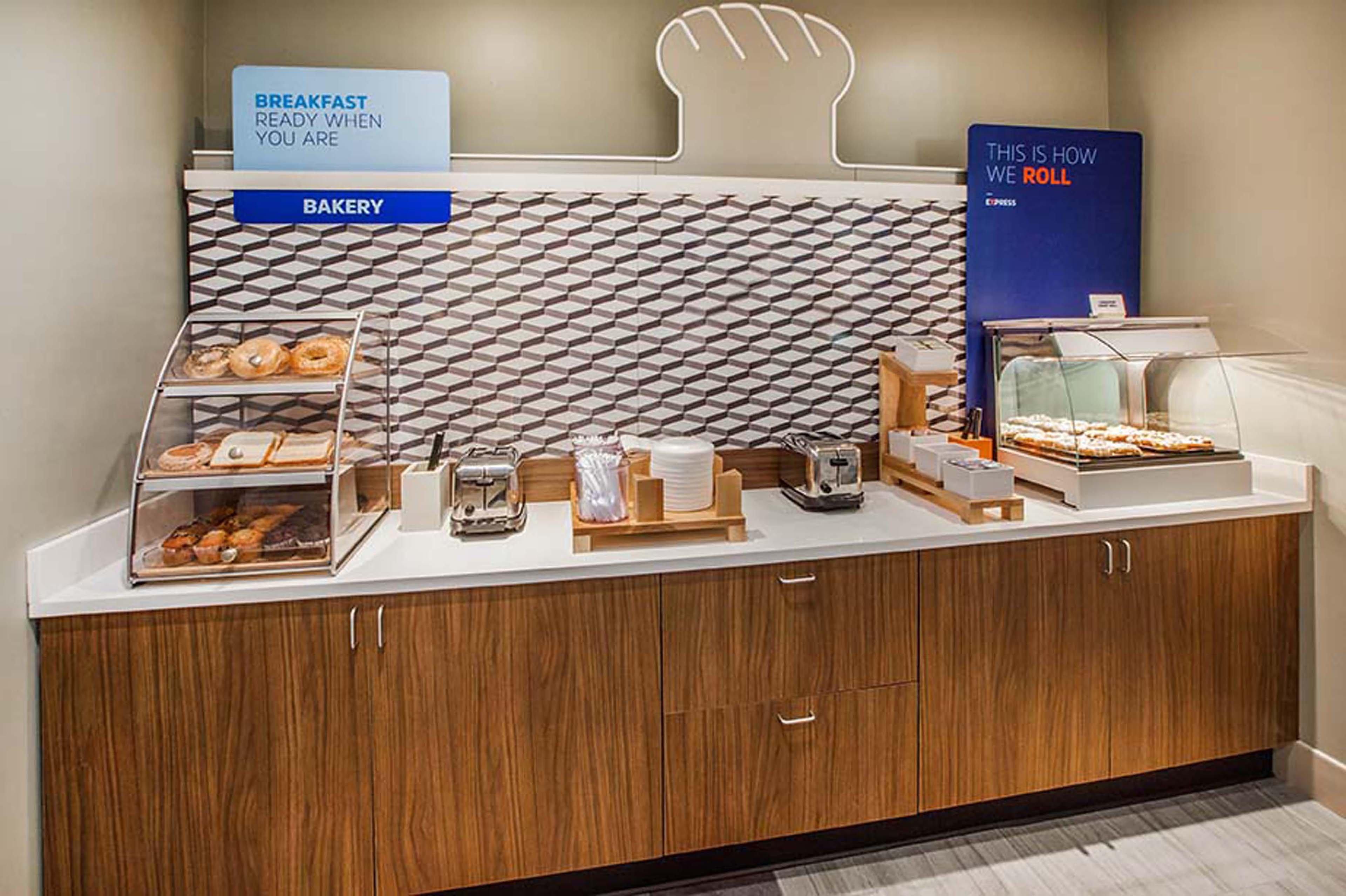 Holiday Inn Express Detroit-Warren/General Motors Technology Center By Ihg Bagian luar foto