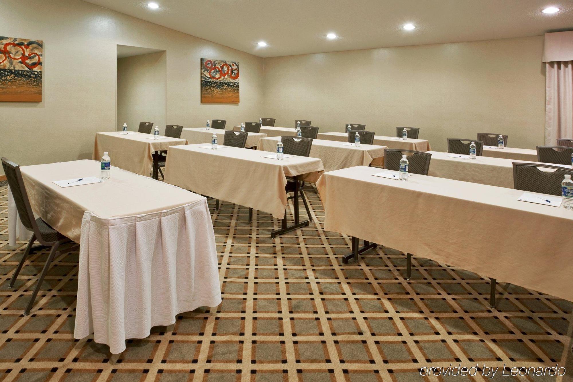 Holiday Inn Express Detroit-Warren/General Motors Technology Center By Ihg Bagian luar foto
