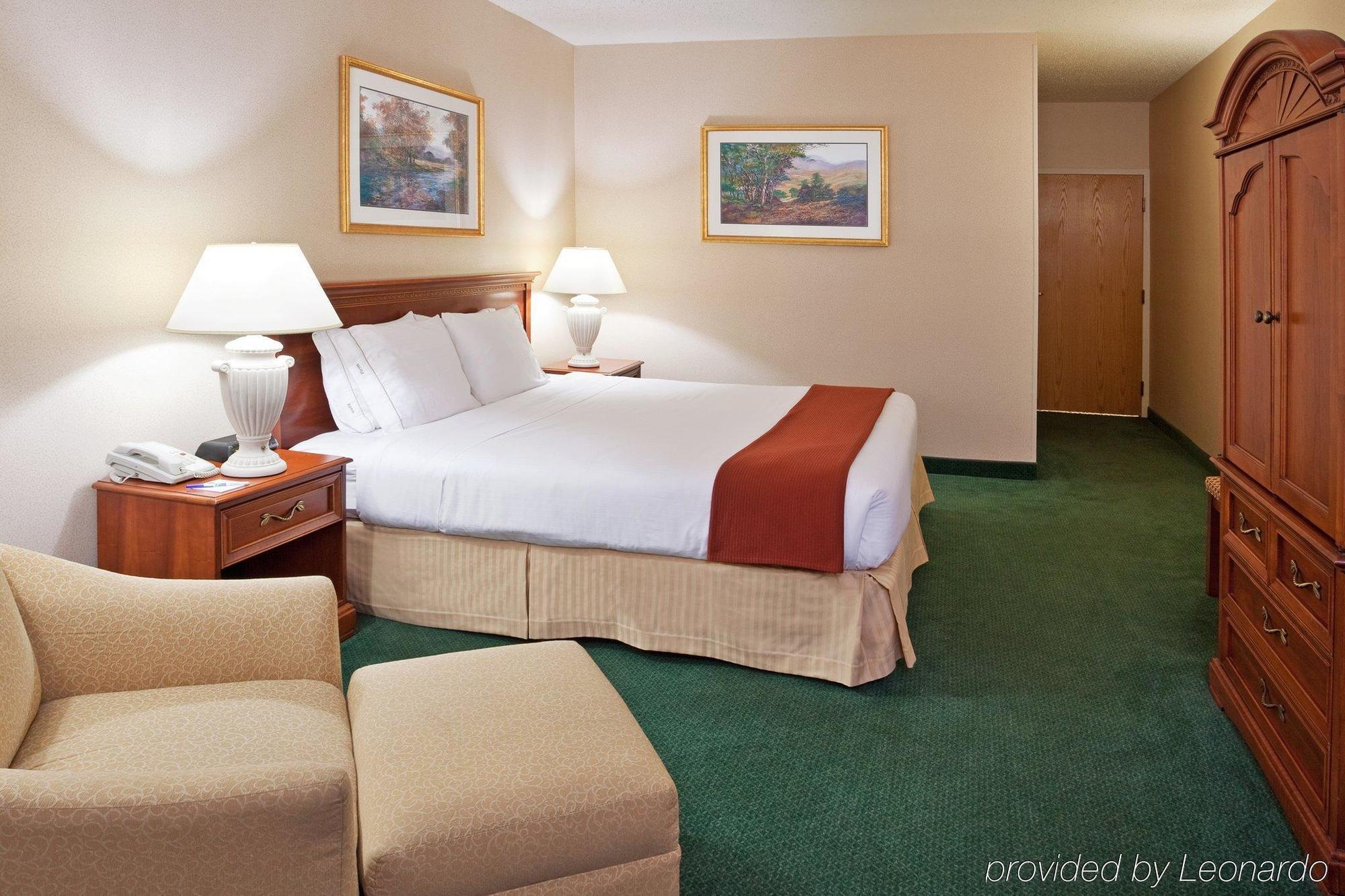 Holiday Inn Express Detroit-Warren/General Motors Technology Center By Ihg Bagian luar foto