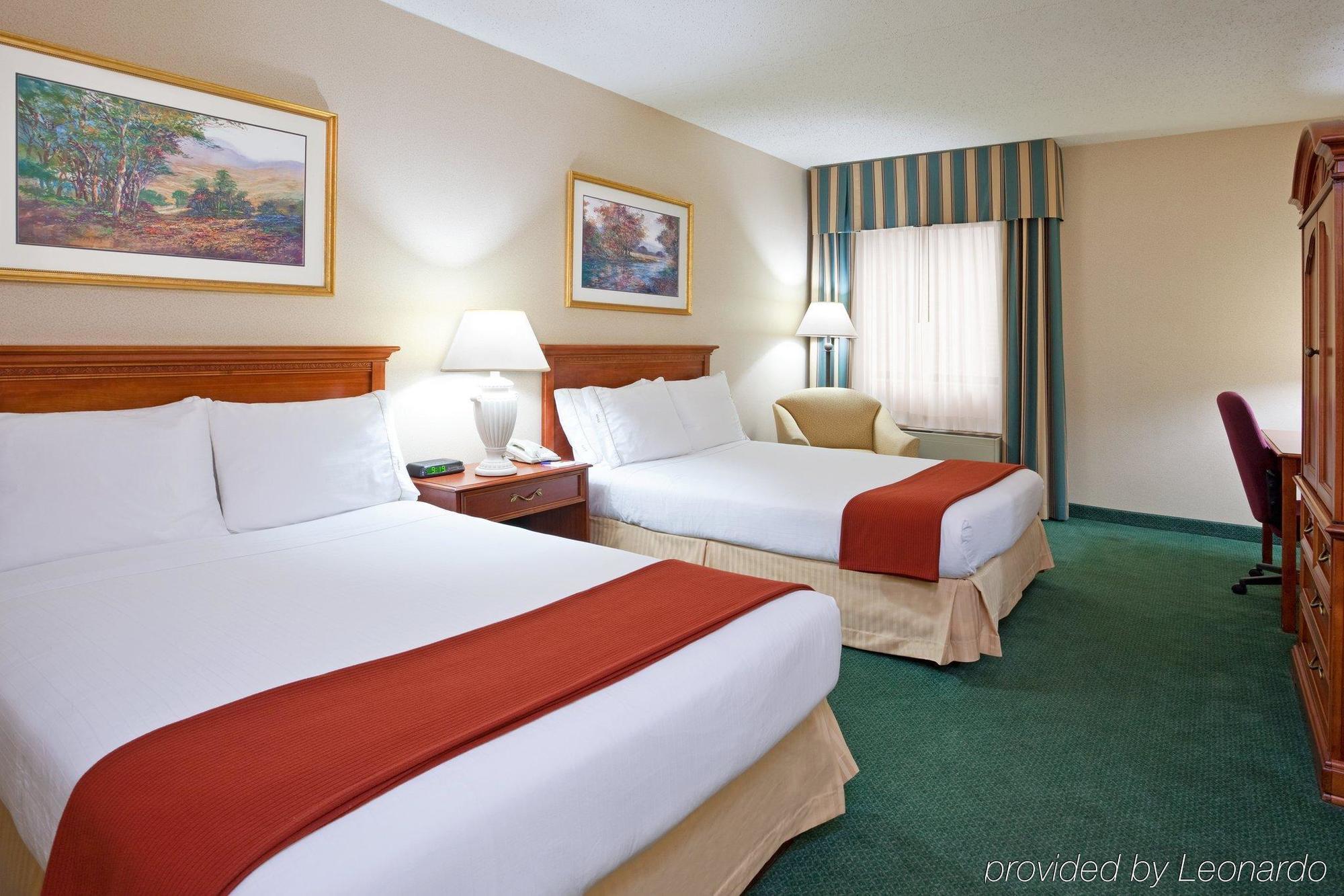 Holiday Inn Express Detroit-Warren/General Motors Technology Center By Ihg Bagian luar foto