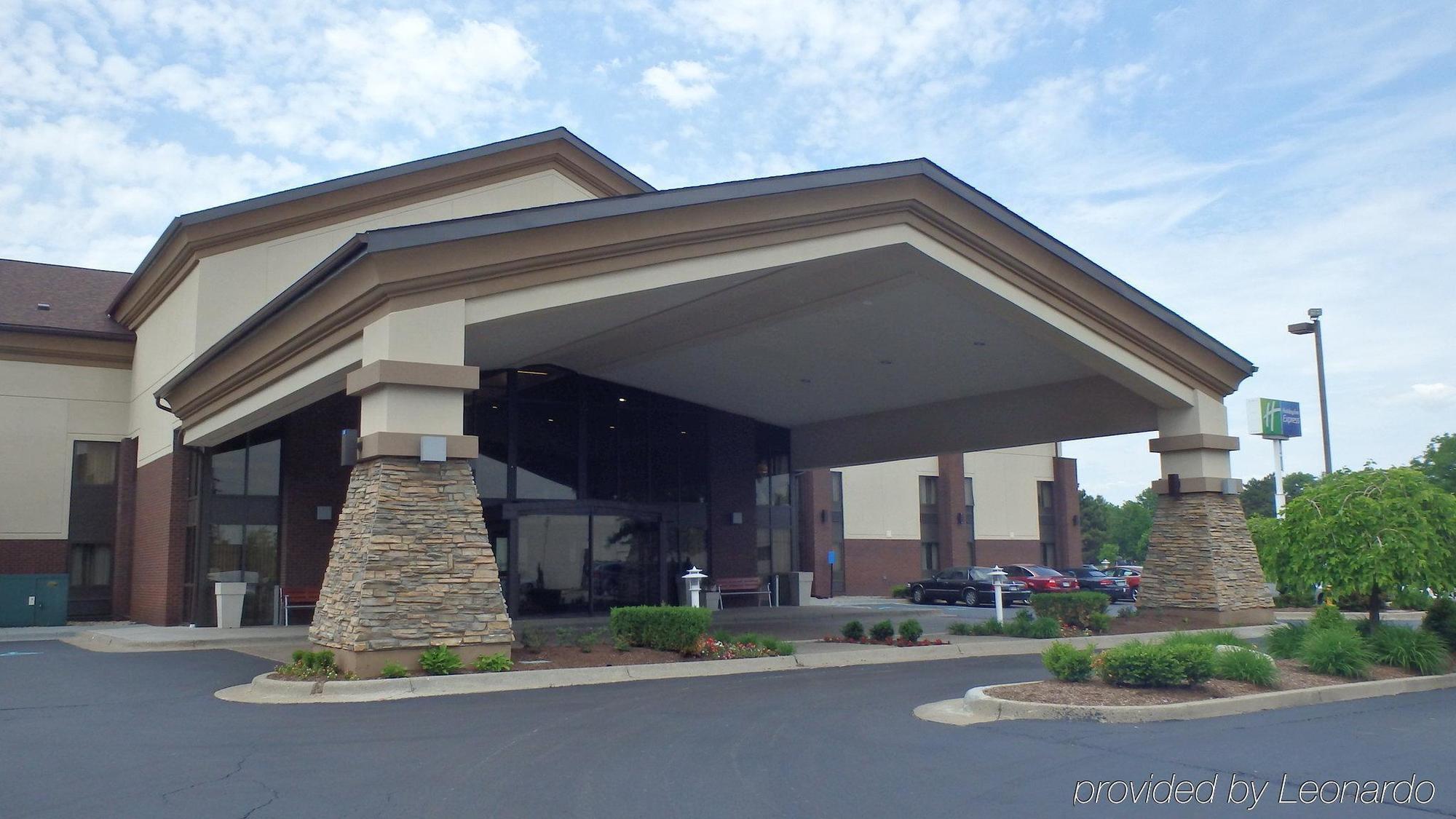 Holiday Inn Express Detroit-Warren/General Motors Technology Center By Ihg Bagian luar foto