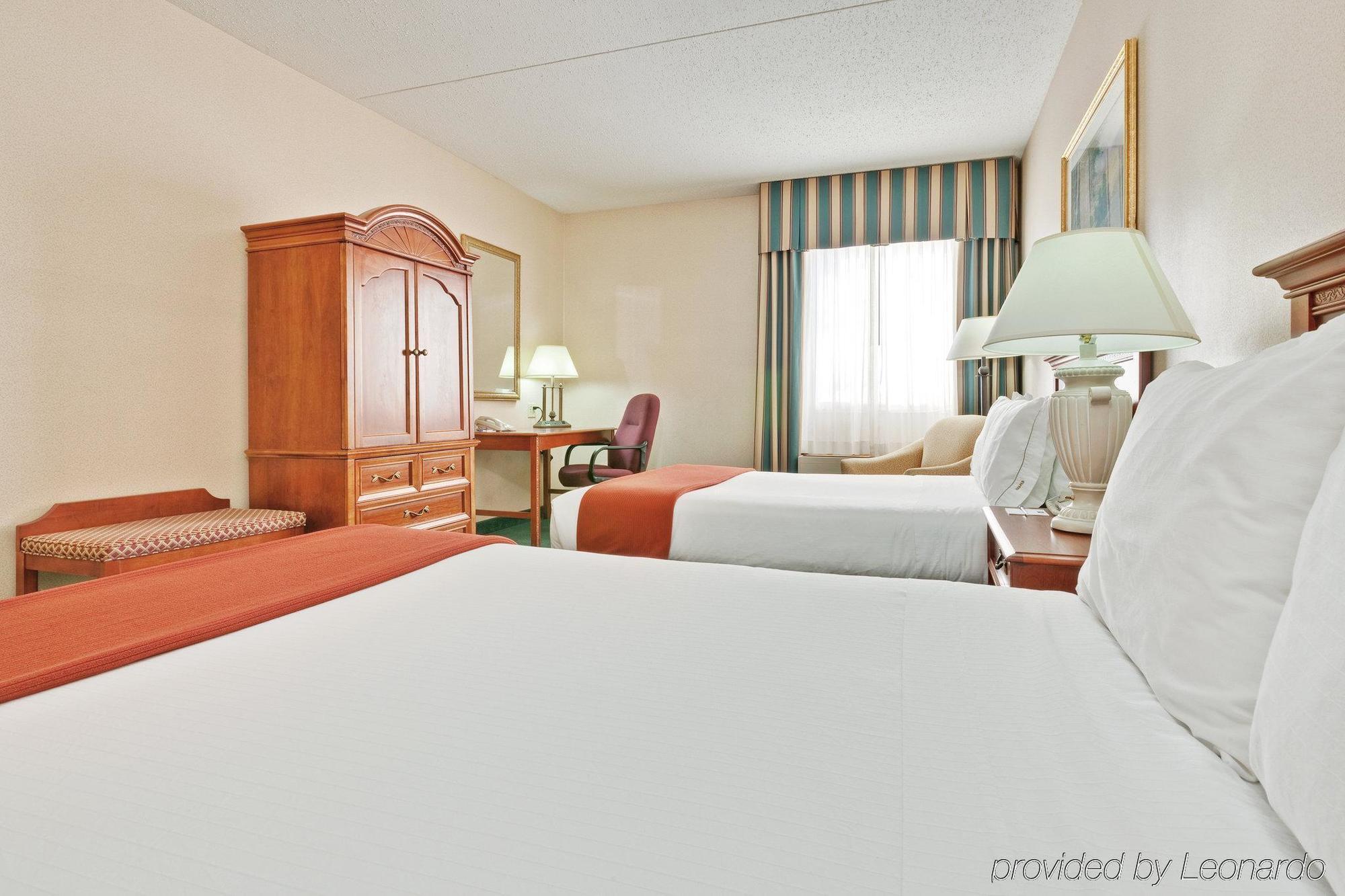 Holiday Inn Express Detroit-Warren/General Motors Technology Center By Ihg Bagian luar foto