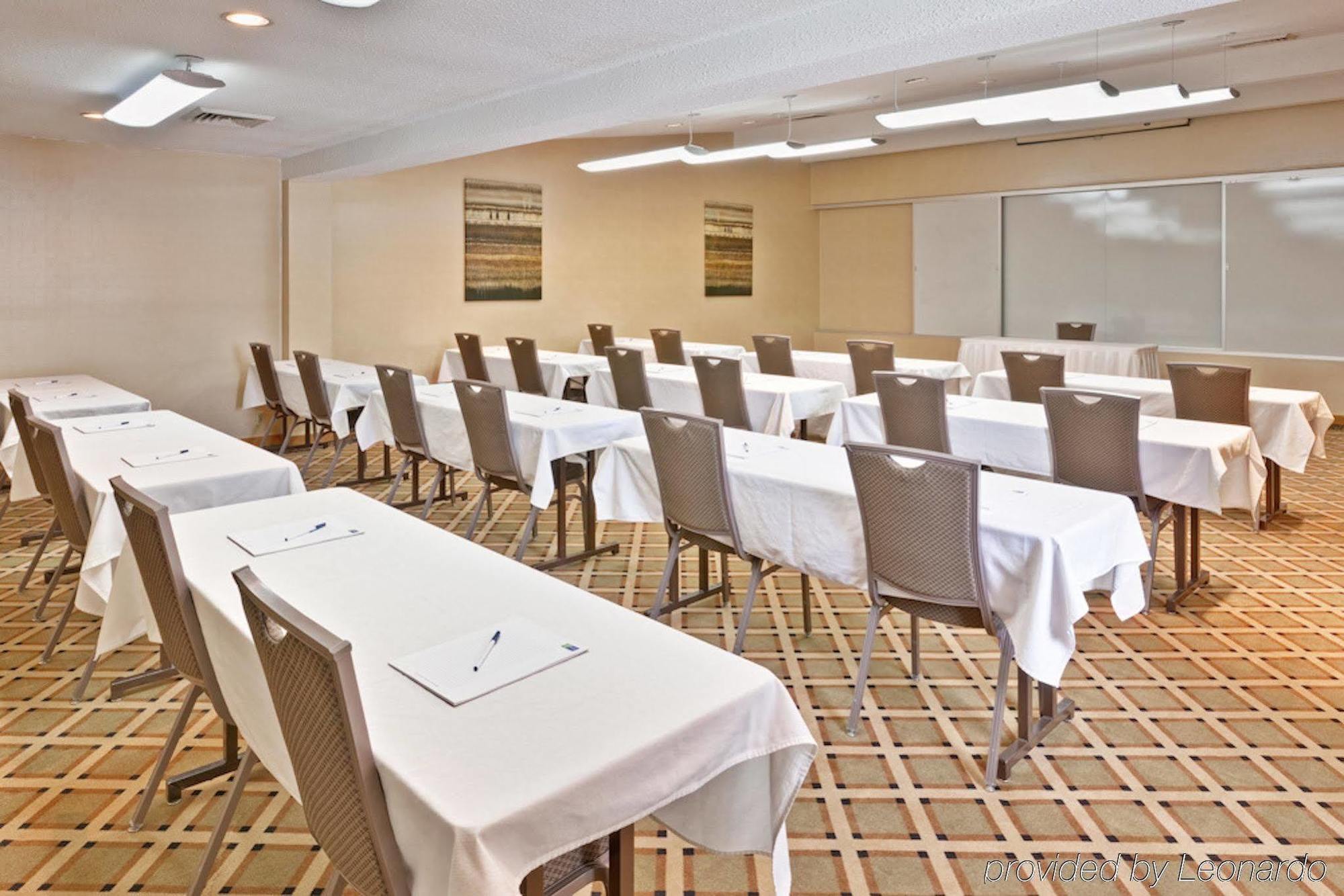 Holiday Inn Express Detroit-Warren/General Motors Technology Center By Ihg Bagian luar foto