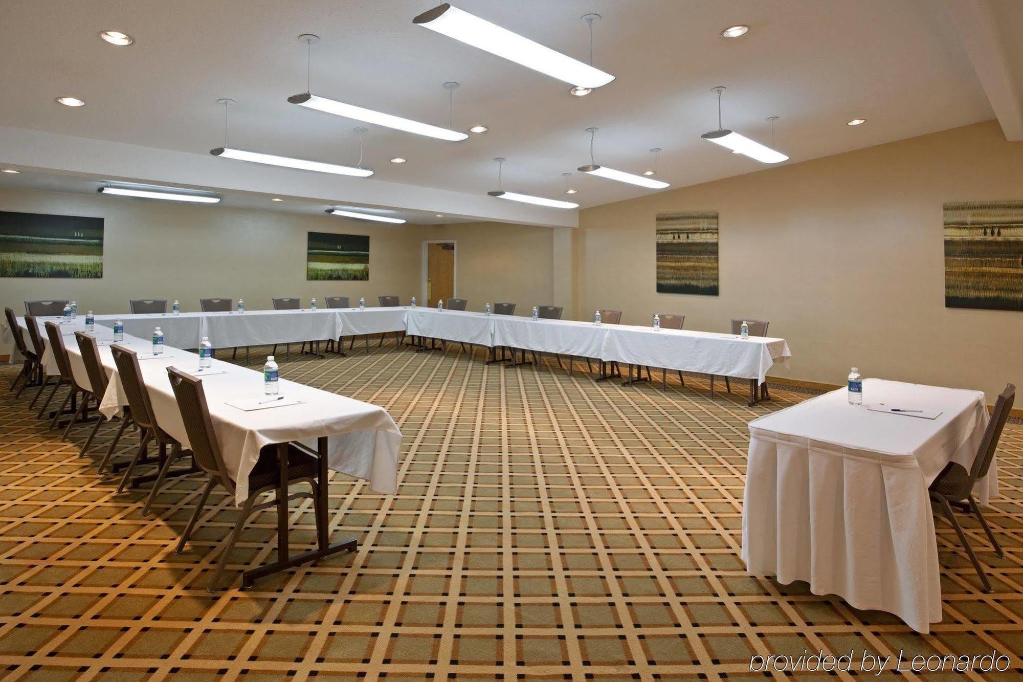 Holiday Inn Express Detroit-Warren/General Motors Technology Center By Ihg Bagian luar foto