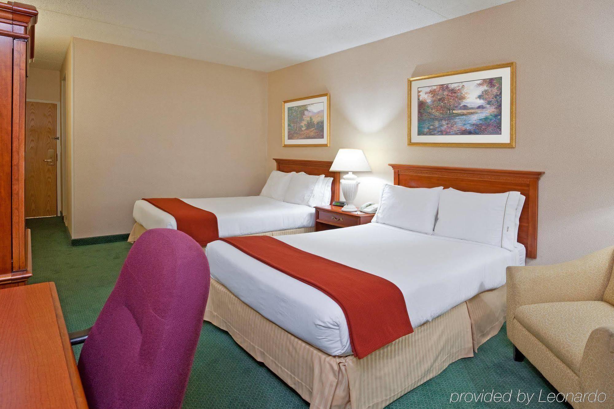 Holiday Inn Express Detroit-Warren/General Motors Technology Center By Ihg Bagian luar foto