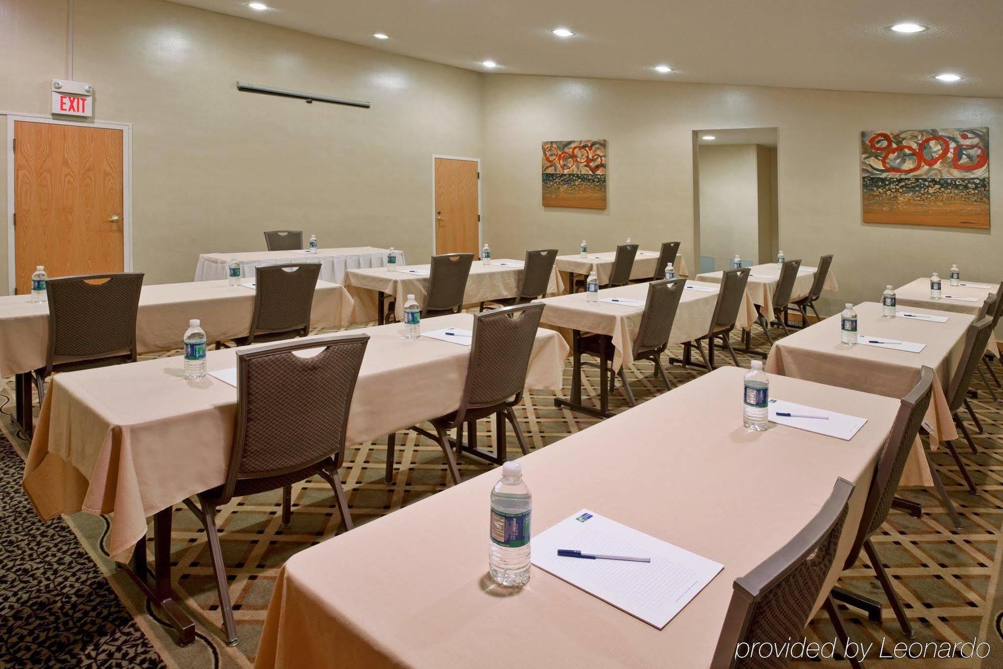 Holiday Inn Express Detroit-Warren/General Motors Technology Center By Ihg Bagian luar foto