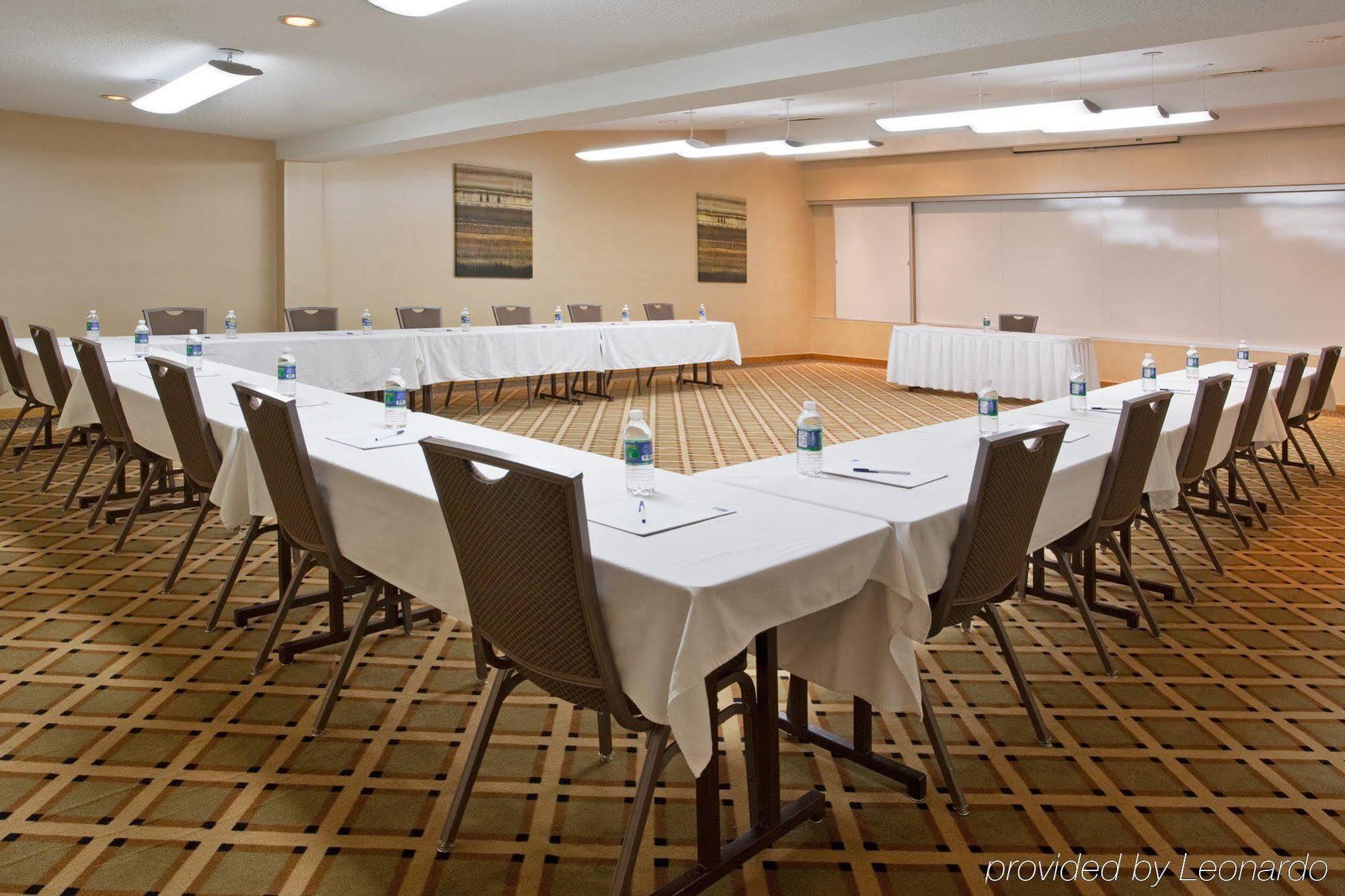 Holiday Inn Express Detroit-Warren/General Motors Technology Center By Ihg Bagian luar foto